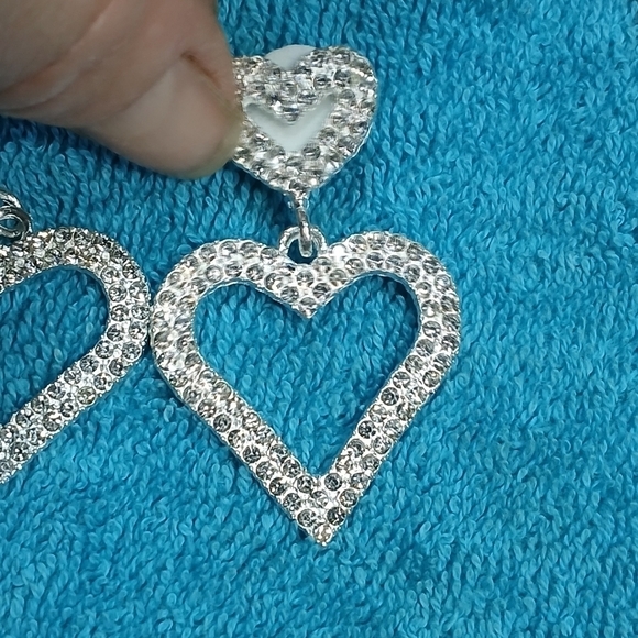 Silvertone Large heart crystal dangle earrings new - Picture 3 of 3